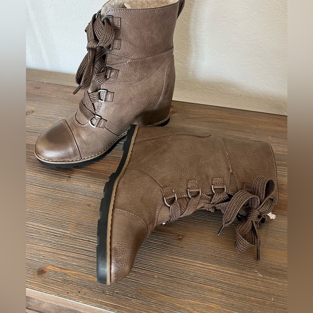 UNIVERSAL ThREADS Goode Co Women’s Wedges Boots Faux Fur Lining Size 9